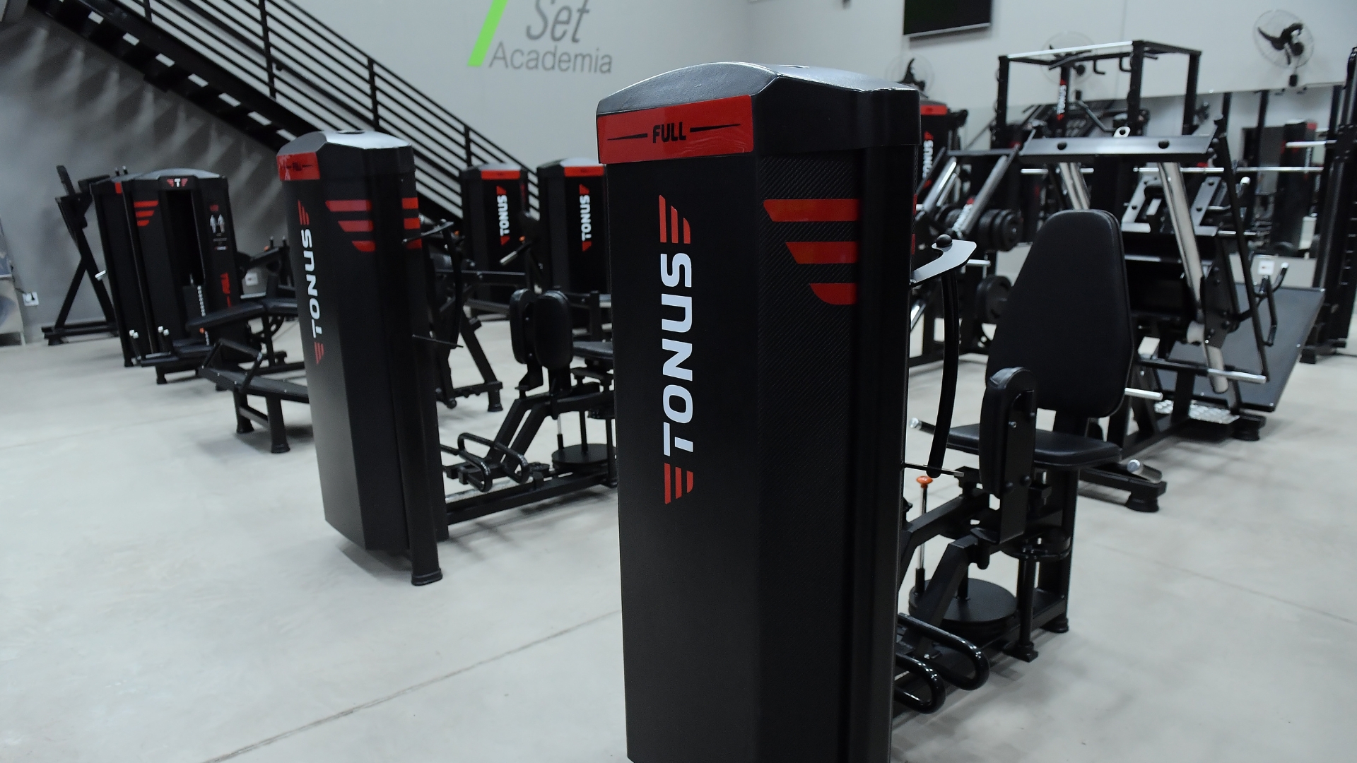 Vale mais a pena alugar ou comprar equipamentos para academia de clube?